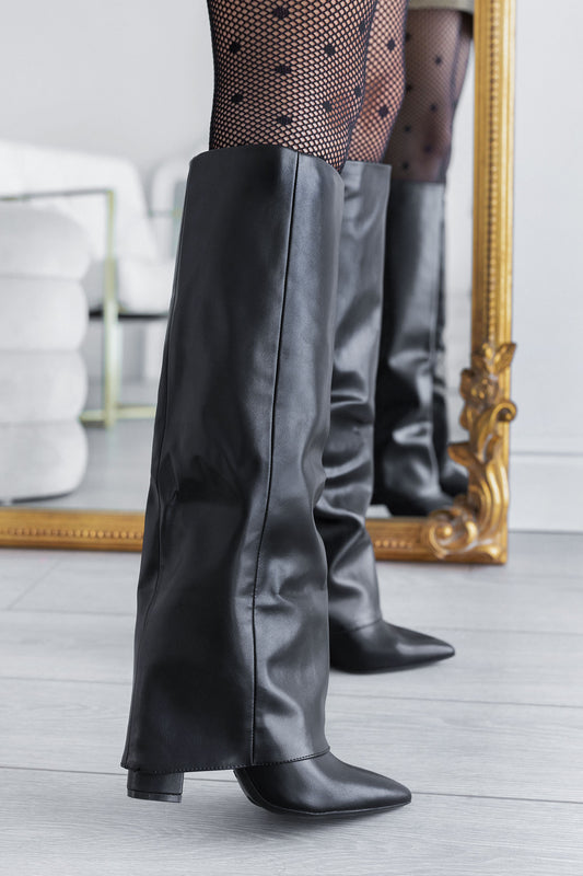 Stivali neri con tacco alto