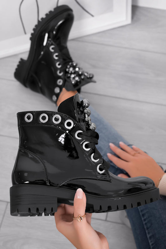 LEANNA - Bottines basses noires en vernis avec perles et pierres