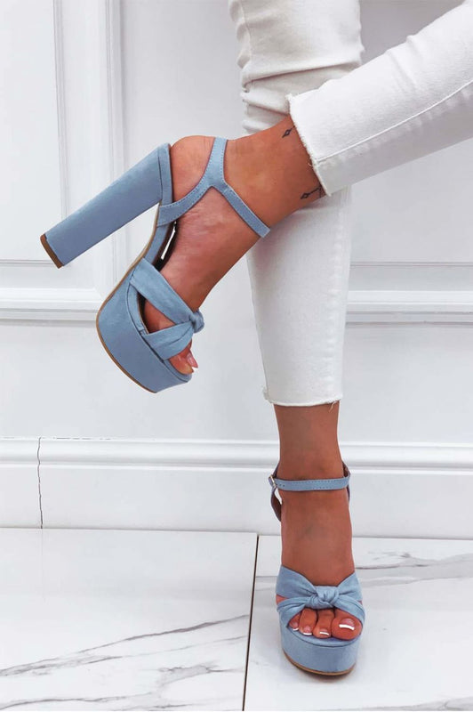 Sandali rossi con nodo e tacco alto