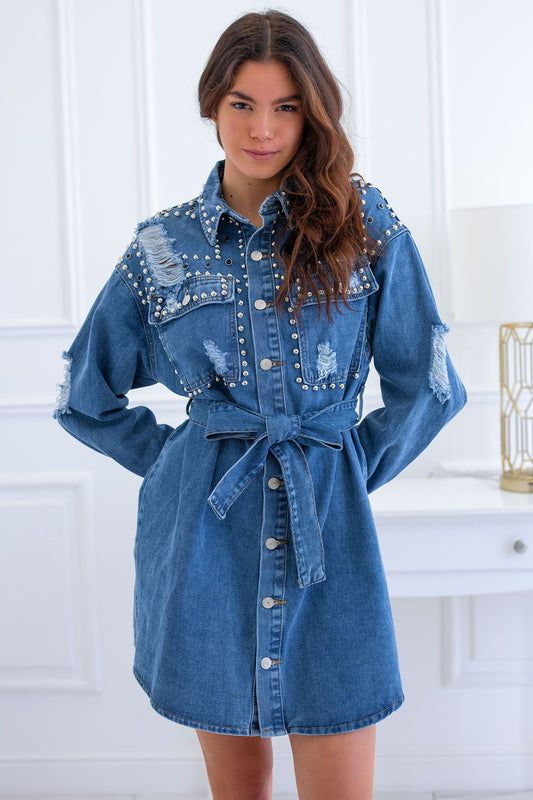 Robe en denim bleu avec clous et lien à la taille