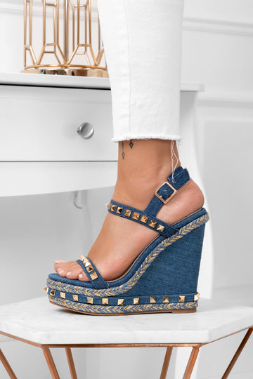 Sandali in blu jeans con zeppa e borchie oro