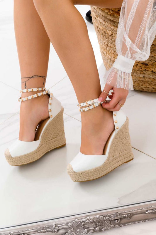 Espadrillas bianche con zeppa alta e borchie oro