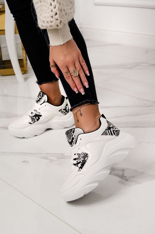 Baskets blanches avec empiècements effet python et lacets