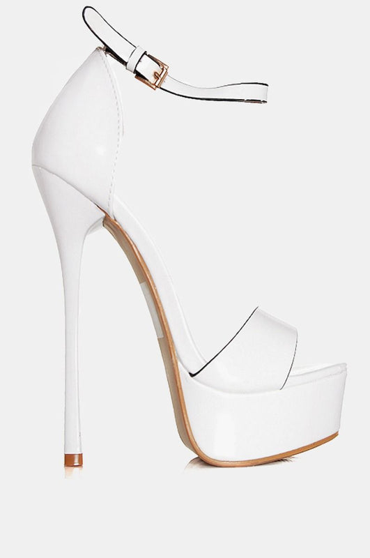 Sandalias blancas de charol con tacón alto