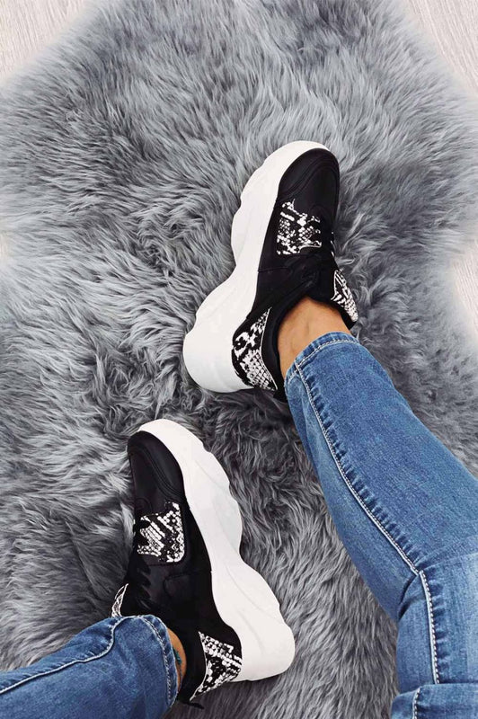 Baskets noires avec empiècements effet python et lacets
