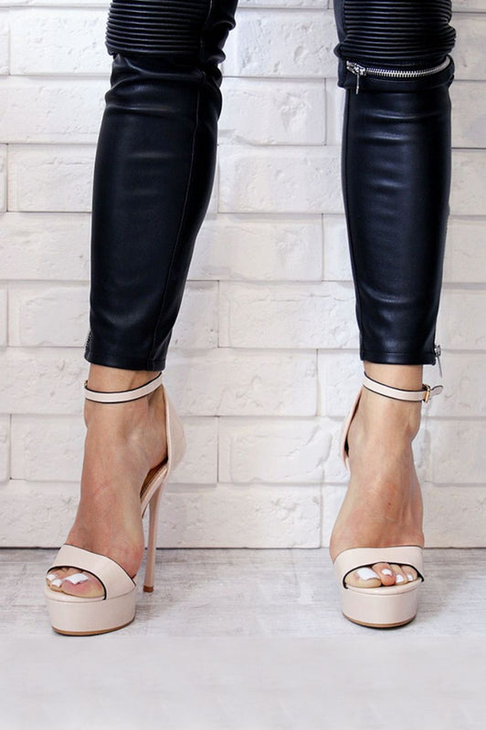 Sandales à talons hauts en vernis beige