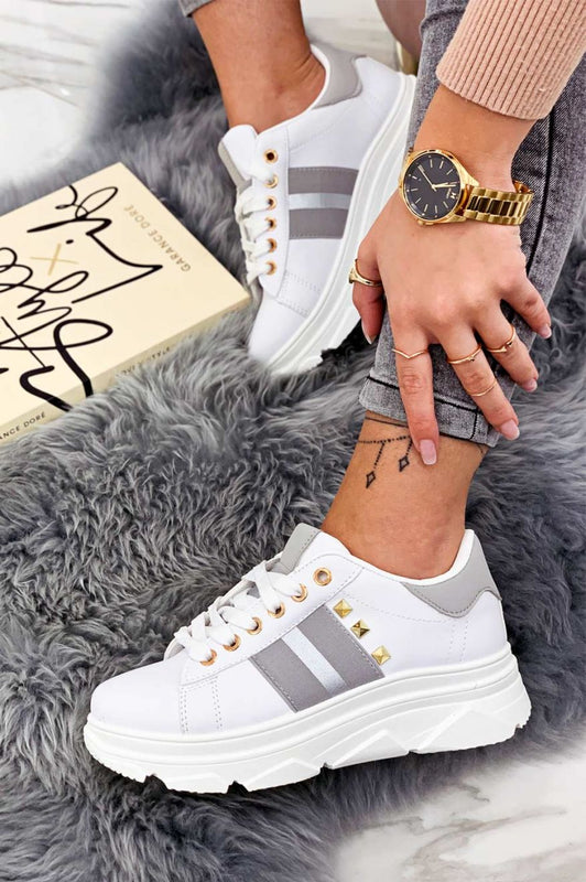 Sneakers bianche con borchie e inserti argento