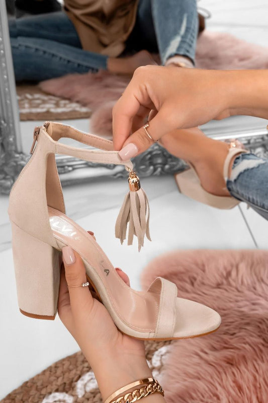 ZIVA - Sandali beige con tacco comodo e ciondolo