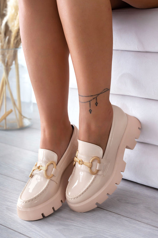 Mocassins beiges en vernis avec boucle dorée
