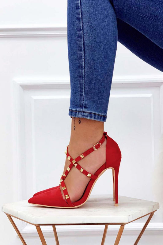 Decolletè rosse scamosciate con borchie oro e tacco alto