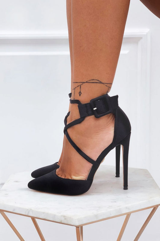 Escarpins noirs en satin à talons hauts