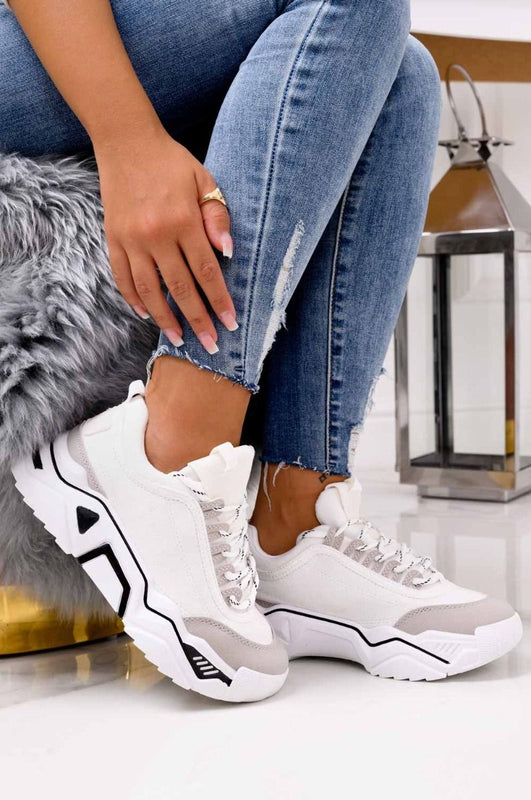 Baskets blanches en daim avec semelle épaisse et lacets