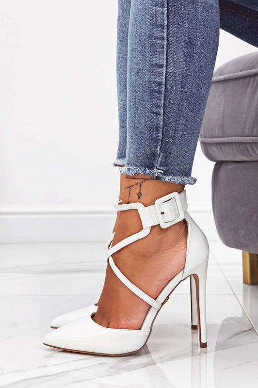 Escarpins blancs en vernis avec talon aiguille et boucle