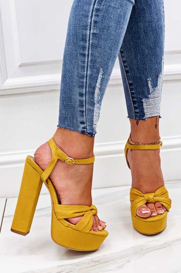 Sandali rossi con nodo e tacco alto