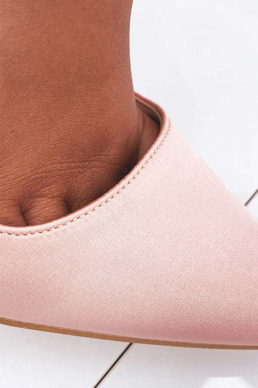 Escarpins roses en satin à talons hauts