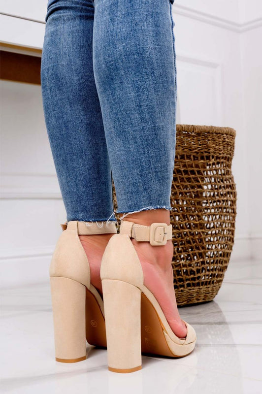 Sandales nude en daim avec bride