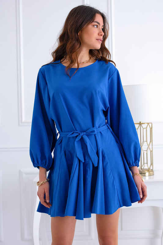 Robe bleue avec jupe évasée et lien à la taille
