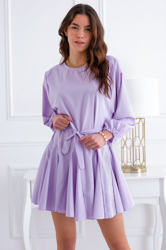 Robe lilas avec jupe évasée et lien à la taille