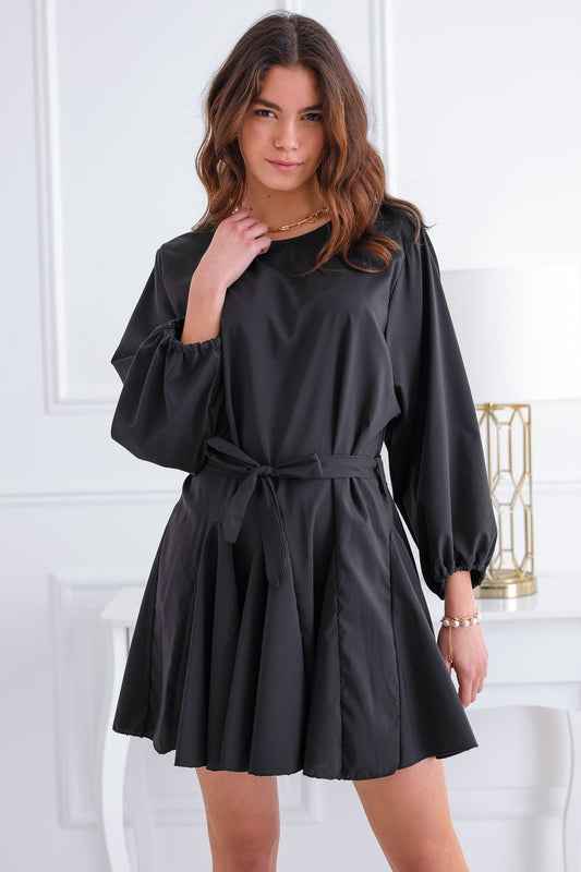 Robe noire avec jupe évasée et lien à la taille