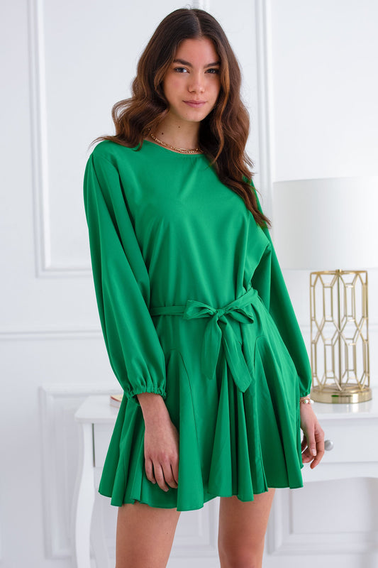 Robe verte avec jupe évasée et lien à la taille