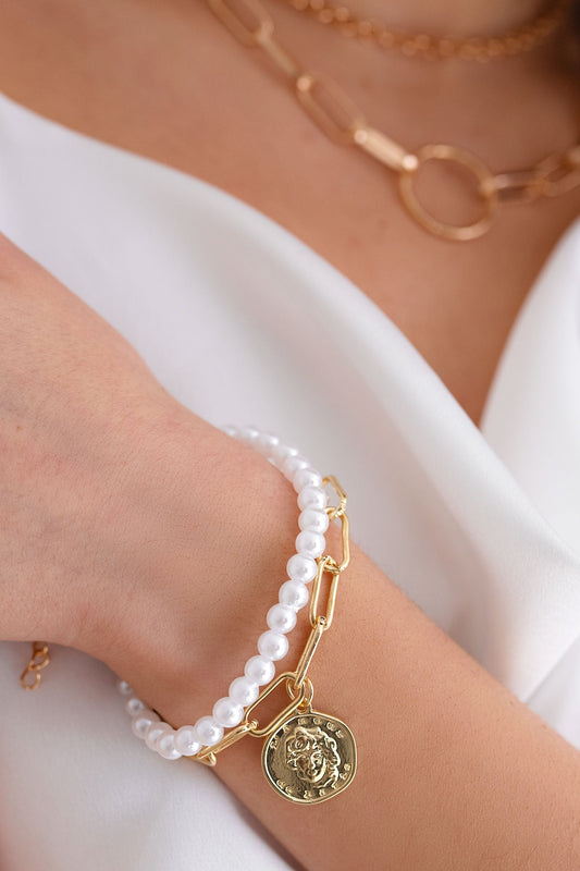 Bracelet en or avec perles et pendentif