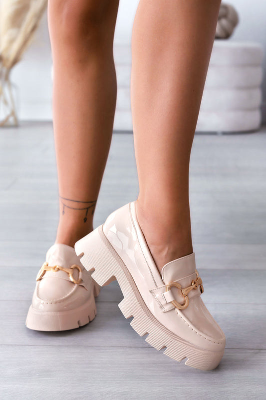 Mocassins beiges en vernis avec boucle dorée