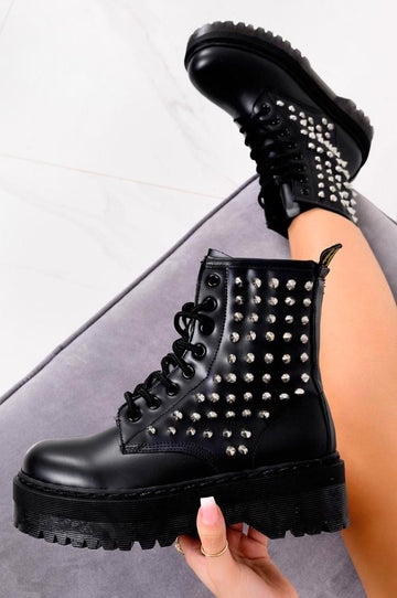 Bottines noires à lacets avec clous